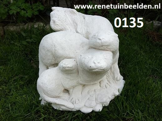 0135 De 3 Otters. NL tuin