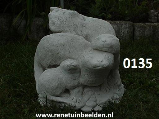 0135 de 3 otters voorkant H 26 cm X L 38 cm. NL tuin