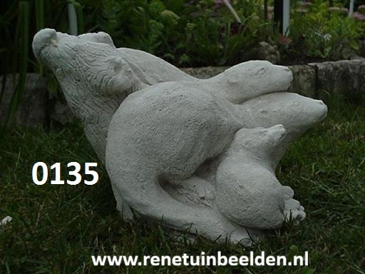 0135 de 3 otters zijkant 1. NL tuin