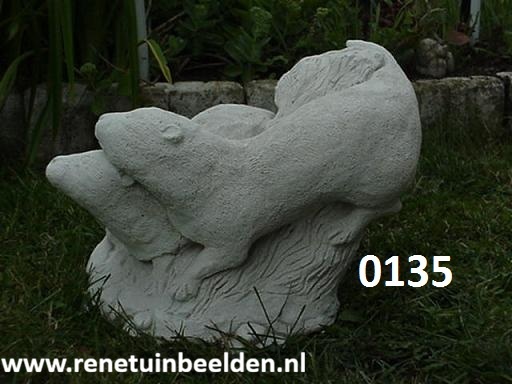 0135 de 3 otters zijkant 2. NL tuin